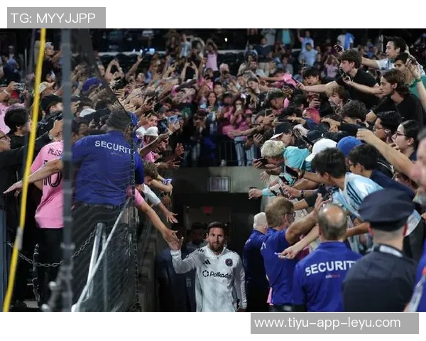 梅西合影时小球员被挤开德保罗出手推开不满插队者