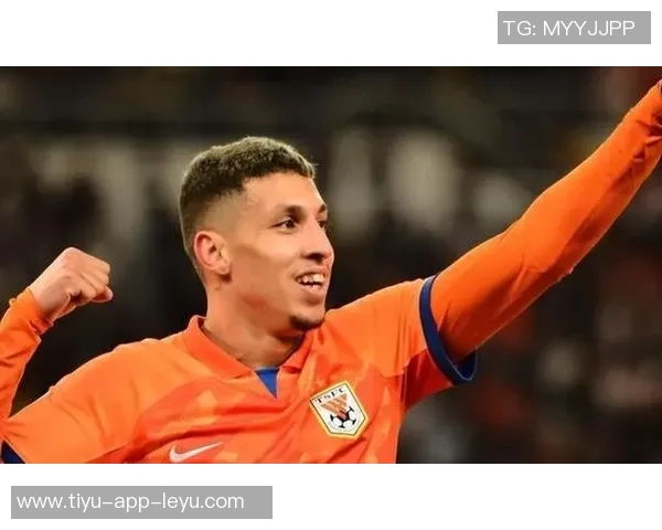 国脚谢文能现身西班牙人训练基地韩德宝等小将积极参与训练提升技艺